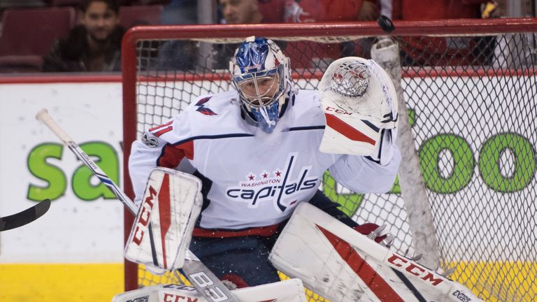 Philipp Grubauer hält für die Washington Capitals den Sieg fest.