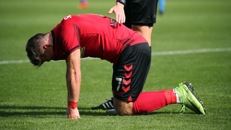 Florian Niederlechner fällt mit einem Kniescheibenbruch lange aus.