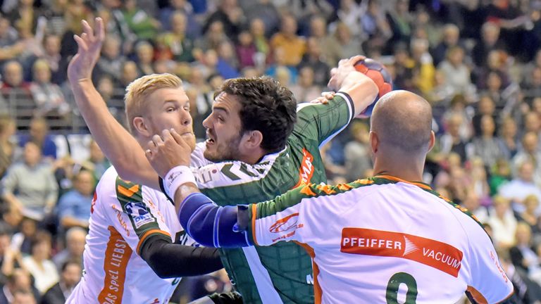 Nicht zu stoppen: Berlins Petar Nenadic (M.) erzielt gegen Wetzlar sieben Tore.