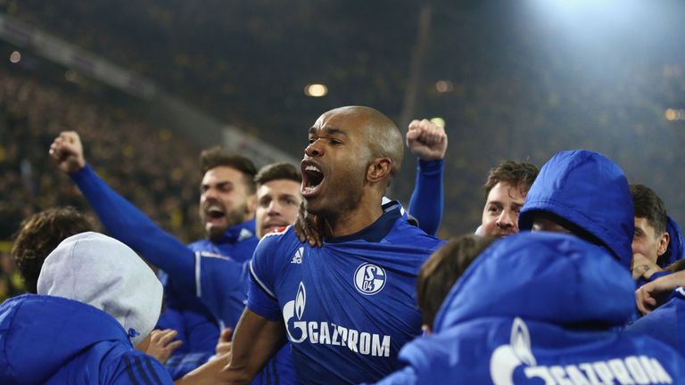 Nie gab es ein torreicheres Revierderby in der Bundesliga.  Schalke 04 gelang in einem verrückten Spiel ein historisches Comeback. Wir haben die Geschichte des BVB-Einbruchs nach einer 4:0-Führung in einer Bildergalerie zusammengefasst. 