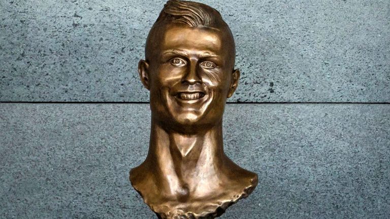 Diese Bronzestatue von Cristiano Ronaldo muss für ein neues Exemplar weichen. (Quelle Bild: Twitter @MrClintDavis)