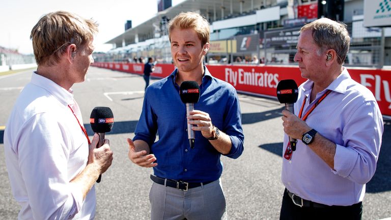 Nico Rosberg (M.) glaubt nicht an eine Chance für Sebastian Vettel gegen Lewis Hamilton.