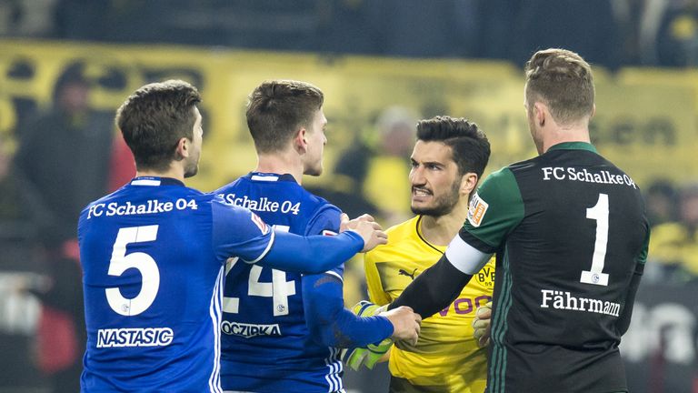 Nuri Sahin ist wütend, weil S04-Keeper Ralf Fährmann die BVB-Fans provoziert hat. 