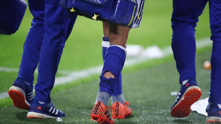 Armine Harit bekam die inzwischen kochende Derbyfieber zu spüren. Er musste kurzzeitig behandelt werden. 