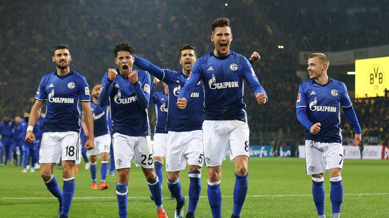 
Anschließend feierten die Schalker mit ihren Fans das Remis wie einen Sieg. Zuletzt wurde am 18.09.1976 in der Bundesliga-Geschichte nach einem 0:4-Rückstand noch gepunktet. Der FC Bayern in Bochum zum 6:5-Sieg. 
