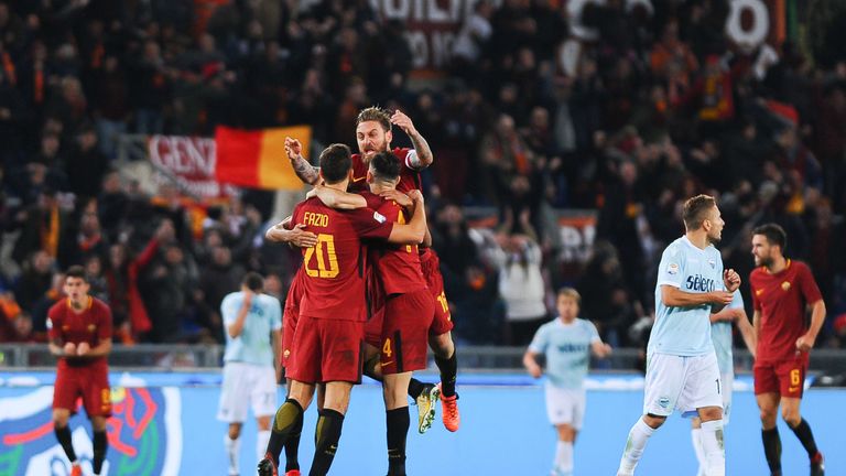 Die Roma gewinnt das Stadtduell gegen Lazio. 