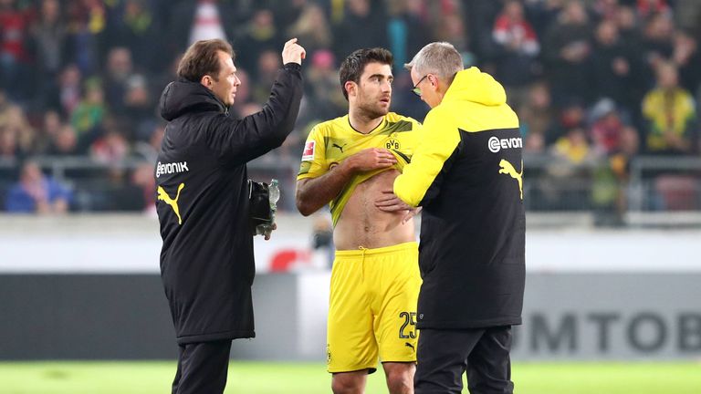 Sokratis Papastathopoulos (M.) verletzt sich im Spiel gegen den VfB Stuttgart
