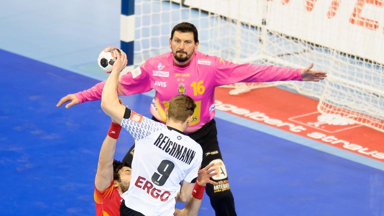 Nach Sky Informationen wechselt Arpad Sterbik nach Veszprem.