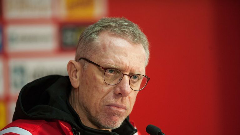 Peter Stöger sitzt gegen den FC Arsenal und Hertha BSC noch auf der Trainerbank des FC.
