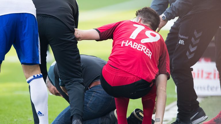 Christian Streich wird von Janik Haberer übel erwischt und hält sich die lädierte Schulter.