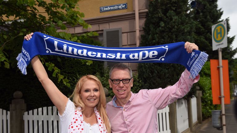 Ein Blick in die aktuelle Bundesligasaison zu werfen lohnt sich auch: Kölns Trainer Peter Stöger lenkt sich mit seiner Lebensgefährtin Ulrike Kriegler in der 'Lindenstraße' von der turbulenten Zeit beim FC ab.