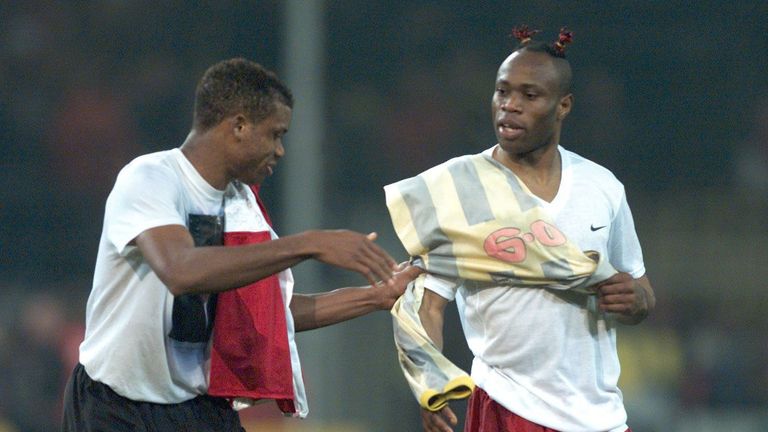 Der ehemalige Lautern-Kicker Taribo West wollte es den Damen nachmachen und präsentierte sich gerne mit zwei bunten Zöpfchen. Hier mit Dortmunds Sunday Oliseh im November 2001. 
