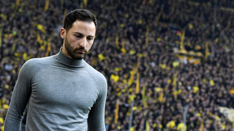 S04-Trainer Tedesco musste taktisch handeln. Erstmals in dieser Saison wechselte ein Trainer bereits 3-mal vor Anpfiff der 2. Halbzeit.