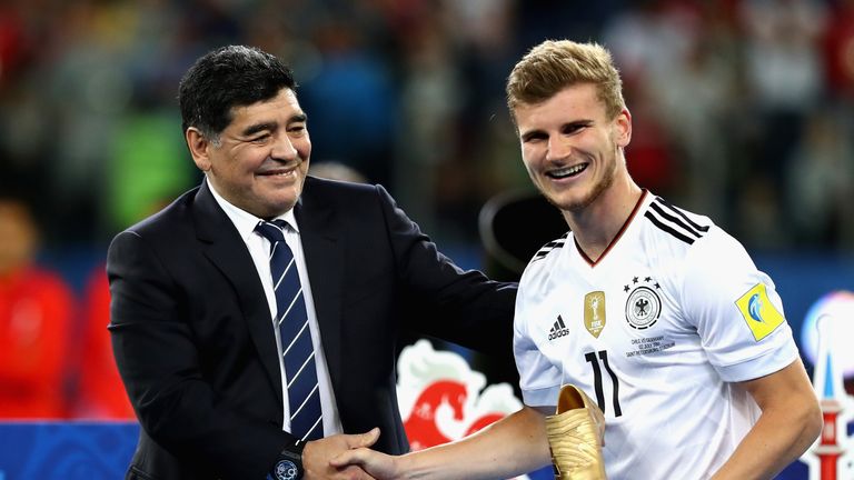 Fußball-Legende Diego Maradona (l.) überreicht Timo Werner beim Confed Cup den Goldenen Schuh.