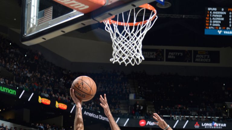 Tony Parker (l.) siegte beim Comeback mit San Antonio gegen die Dallas Mavericks.