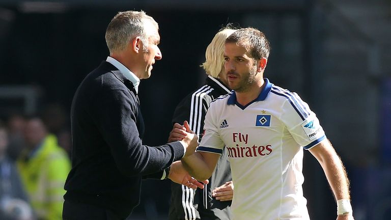 Die Saison 2014/15 hat noch gar nicht begonnen, da fordert Kühne die Ablösung von Trainer Mirko Slomka: Es muss ein wirklicher Top-Trainer her. Auch Spielmacher Rafael van der Vaart soll weg.