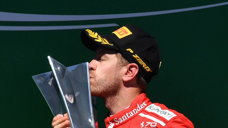 Sebastian Vettel trimphiert beim Großen Preis von Brasilien.