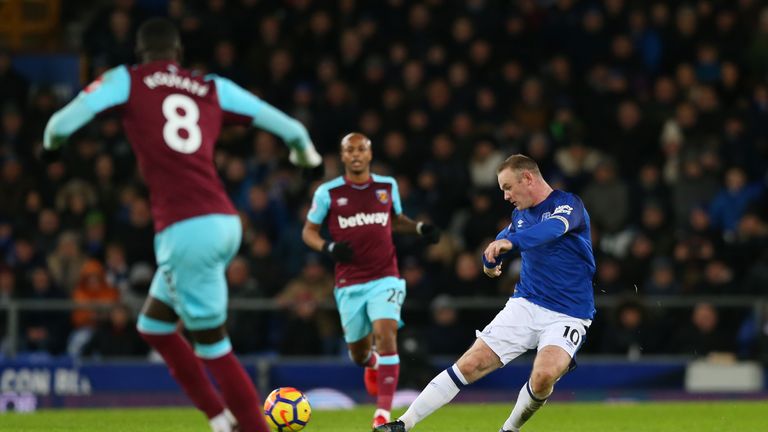 Wayne Rooney trifft für Everton spektakulär aus 53 Metern.