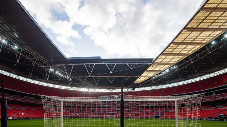 Der Länderspiel-Klassiker zwischen England und Deutschland wird im neuen Wembley-Stadion ausgetragen.