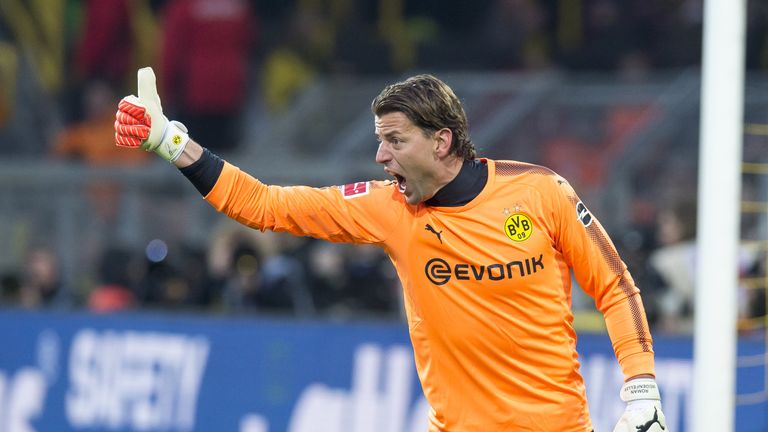 Roman Weidenfeller feierte sein Bundesliga-Debüt vor über 17 Jahren gegen Schalke. Heute bestritt er sein 24. BL-Derby mit dem BVB gegen S04, so viele Derbys bestritt kein anderer Dortmunder.