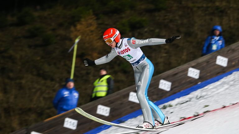 Richard Freitag springt auf Platz vier. 
