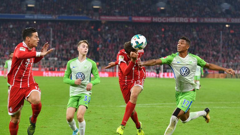 Gian-Luca Itter und Gian-Luca Itter verteidigen gegen den FCB