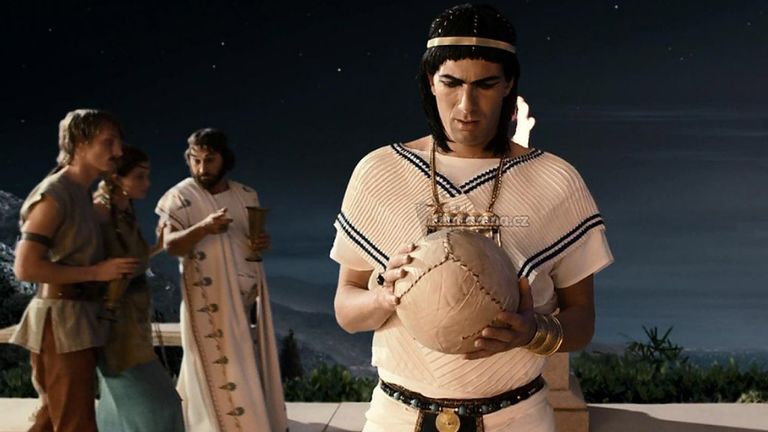 Zinedine Zidane streift sich 2008 nochmal ein Trikot über. In 'Asterix bei den Olympischen Spielen' zaubert der Mittelfeldfiligran neben Michael Schumacher (als Michael Schumix) nochmal auf dem Rasen (Bildquelle: public.fr).