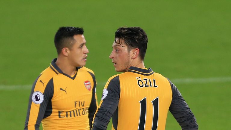 Alexis Sanchez (l.) und Mesut Özil stehen im Fokus von Manchester City und United.