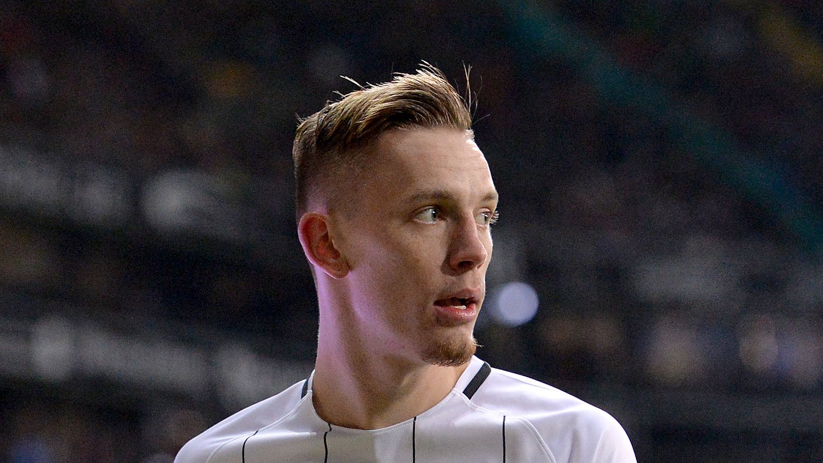 RotIrrsinn in Frankfurt Schiri holt Frankfurts Marius Wolf aus der