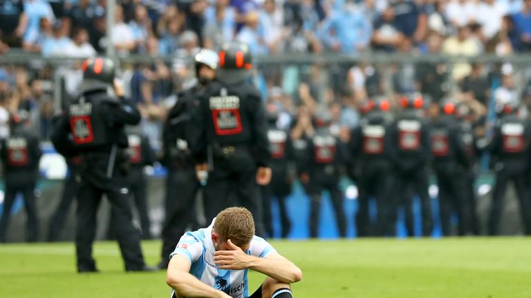 FUSSBALL: 1860 München steigt aus der 2. Liga ab. Nach einem 1:1 im Hinspiel verlieren die Sechziger das Rückspiel der Relegation gegen Regensburg mit 0:2. Wenig später geben die Löwen bekannt, dass sie in der Regionalliga an den Start gehen.