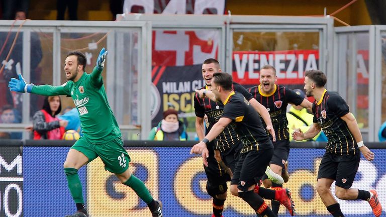 Last-Minute-Treffer für den Aufsteiger: Keeper Alberto Brignoli trifft in der Nachspielzeit zum Ausgleich für Benevento.