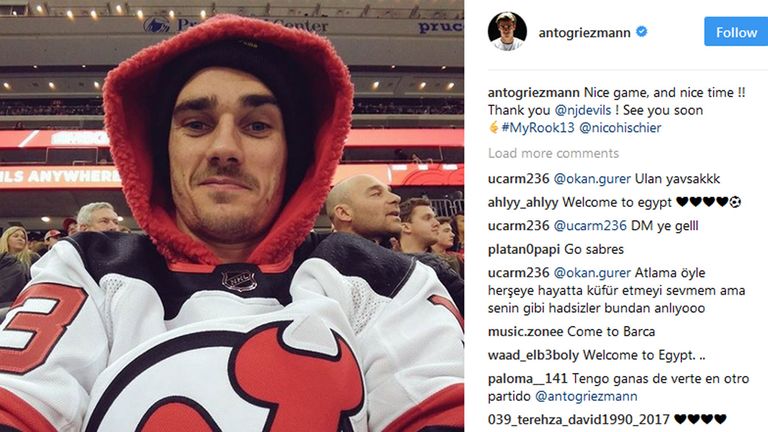 Antoine Griezmann wagt sich auf glattes Parkett und stattet dem NHL-Team New Jersey Devils einen Besuch ab. (Quelle: Instagram/@antogriezmann)