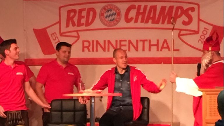 Arjen Robben beim Besuch des Bayern-Fanclubs Red Champs (Quelle: twitter.com/Sky_Torben)