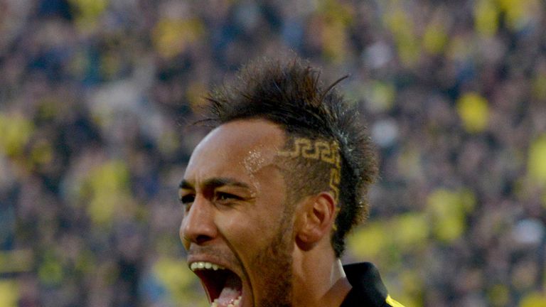 Pierre-Emerick Aubameyang ist der erfolgreichste afrikanische Torjäger in der Bundesliga-Geschichte. Er schoss 98 Bundesliga-Tore. Auf Platz zwei folgt Anthony Yeboah: er schenkte 96 mal ein.