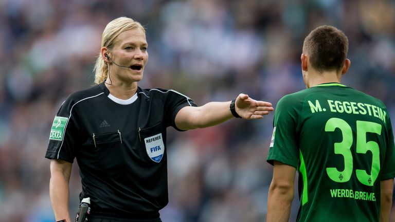 EINE FRAU SCHREIBT GESCHICHTE: Die Partie Hertha BSC gegen Werder Bremen war das 16.492. Spiel der Bundesliga-Geschichte und mit Bibiana Steinhaus das erste, das von einer Frau gepfiffen wurde.
