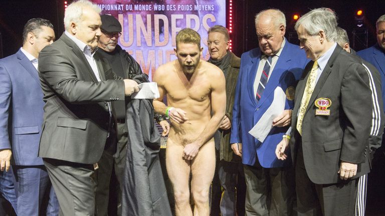 Billy Joe Saunders reagiert auf die Provokation von David Lemieux und zieht ebenfalls blank.