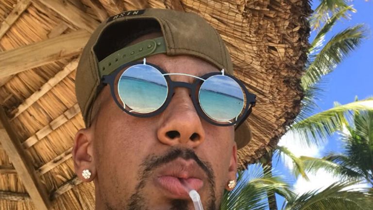 Boateng unter Palmen heißt es für den Bayern-Kicker. Der Nationalspieler relaxt bei türkisblauem Meer (Quelle: Twitter  @JB17Official)