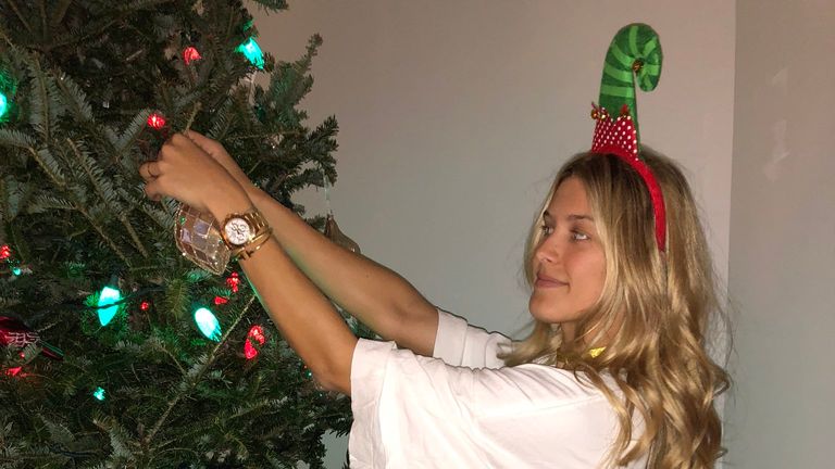 Auch bei den Stars weihnachtet es sehr! Wir zeigen euch die besten Bilder der Sportstars! Tennis-Queen Genie Bouchard schmückt noch schnell den Baum. (Quelle: twitter@geniebouchard)