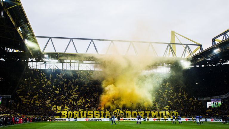 Pyrotechnik und richtig Stimmung beim Rhein-Derby im Signal Iduna Park