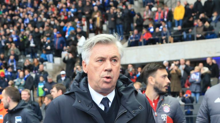 18.2.2017 - FUSSBALL: Bayern-Trainer Carlo Ancelotti wird nach dem 1:1 gegen Hertha BSC beim Gang in die Katakomben des Berliner Olympiastadions von Zuschauern bespuckt. Ancelotti zeigt daraufhin den Fans den Mittelfinger.