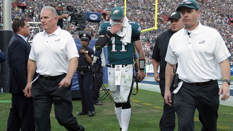 Philadelphias Carson Wentz (m.) erleidet gegen die Los Angeles Rams einen Kreuzbandriss.