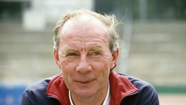 Nur vier Tage nach seiner Entlassung am 26. Oktober 1983 beim 1. FC Kaiserslautern kehrte Dietrich Weise zu Eintracht Frankfurt zurück. Weise war sowohl beim 1. FCK als auch bei der SGE jeweils zwei Amtszeiten Cheftrainer.