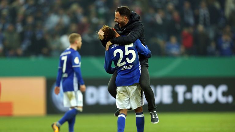 Schalke-Trainer Domenico Tedesco feiert mit seinen Spielern den Einzug ins Viertelfinale.
