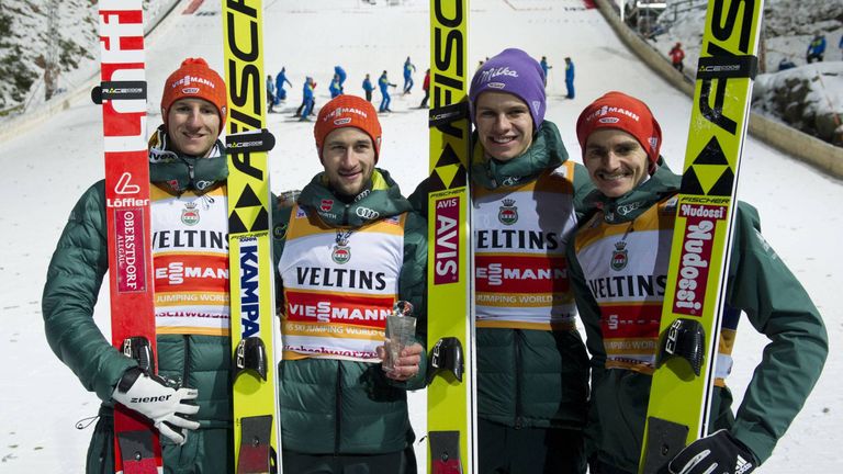 Die deutschen Skispringer sind beim Heimspiel in Titisee-Neustadt auf das Podest geflogen.