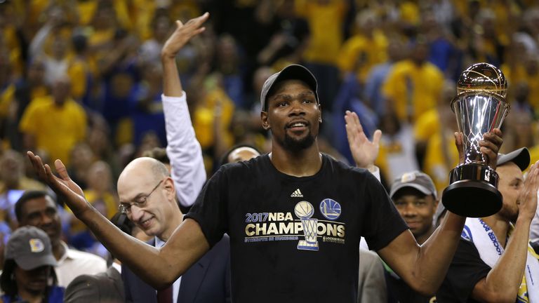 13.6.2017 - BASKETBALL: Die Golden State Warriors holen ihren fünften Titel in der NBA. Die Warriors gewinnen das fünfte Finalspiel gegen Titelverteidiger Cleveland Cavaliers 129:120 und entscheiden die best-of-seven-Serie mit 4:1 für sich.