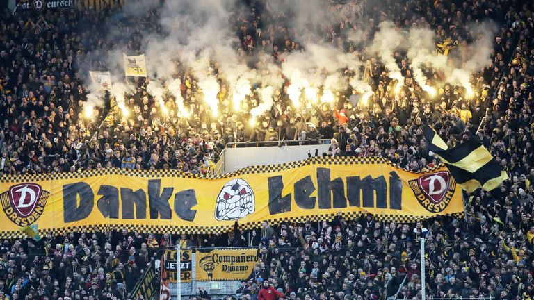 Nach 18 Jahren auf dem Vorsängerpodest im K-Block koordinierte Stefan „Lehmi“ Lehmann beim Heimspiel gegen Erzgebirge Aue zum letzten Mal die Gesänge der Fans von Dynamo Dresden. Verein und Fans bereiteten ihrem Vorsänger einen grandiosen Abschied. 