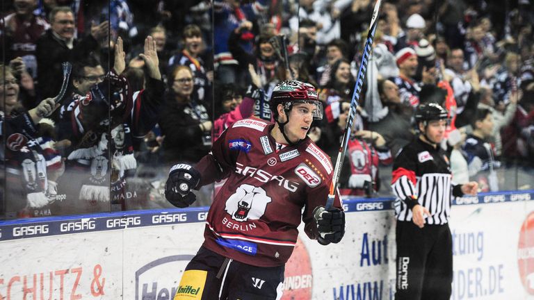 Die Eisbären Berlin behaupten sich gegen die Krefeld Pinguine.