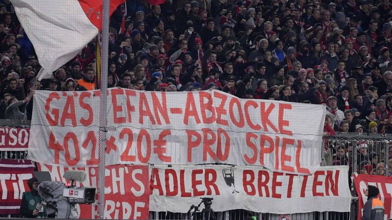 Die Anhänger des FC Bayern solidarisieren sich mit den Gästefans.