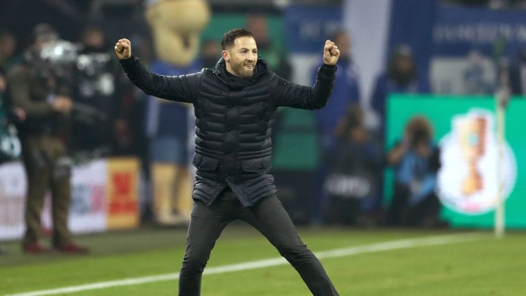 Schalke-Trainer Domenico Tedesco bejubelt den Treffer zum 1:0 gegen Köln. 