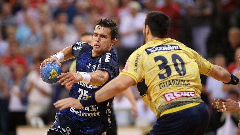 Flensburgs Rasmus Lauge Schmidt und Gedeon Guardiola von den Löwen wollen sich mit ihren Teams einen Platz an den internationalen Fleischtöpfen sichern.